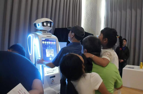 小笨智能,智能机器人,服务机器人,北京慧闻科技